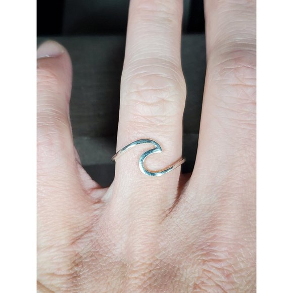 Size 7 Sterling Silver Cool Ocean Wave Band Ring - Picture 1 of 5